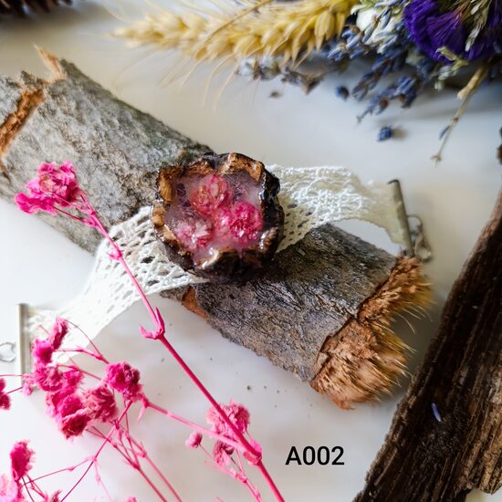 Bratari cu scoarta de copac si flori prinse in rasina