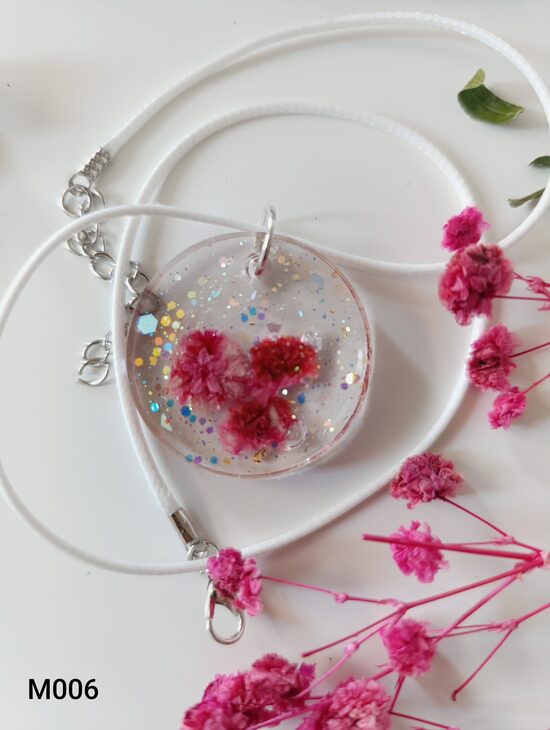 Coliere cu flori prinse in rasina